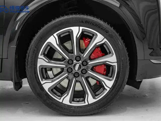 Cadillac XT5 — Фото автомобиля 11