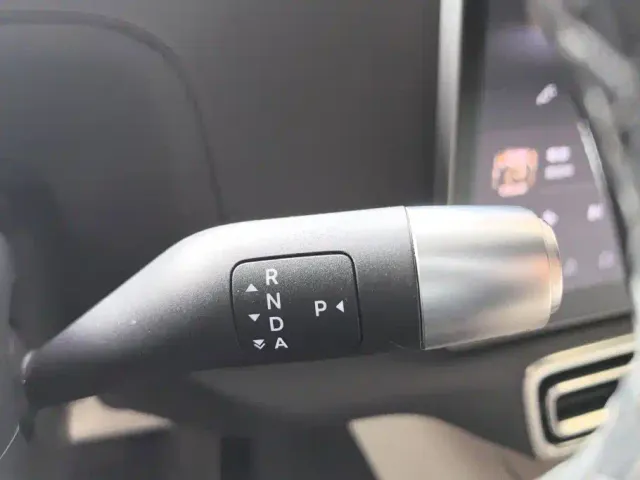 Li Auto L8 — Фото автомобиля 16