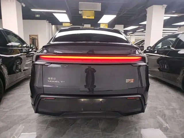 Tesla Model Y — Фото автомобиля 5