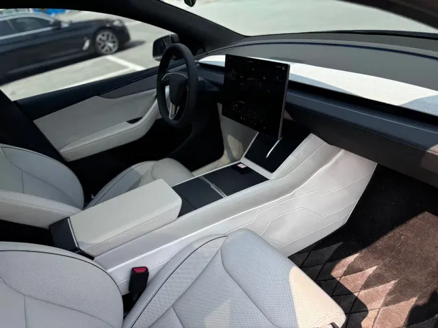 Tesla Model Y L — Фото автомобиля 10