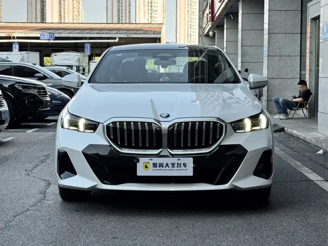 BMW 5 Series — Фото автомобиля 2