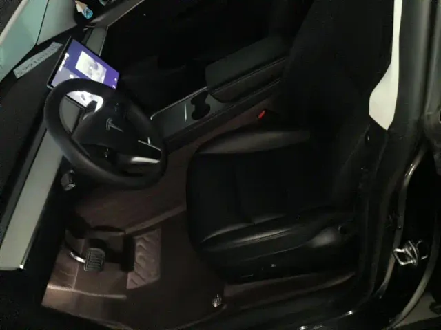 Tesla Model Y — Фото автомобиля 14