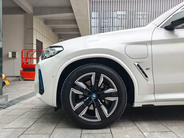 BMW iX3 — Фото автомобиля 8