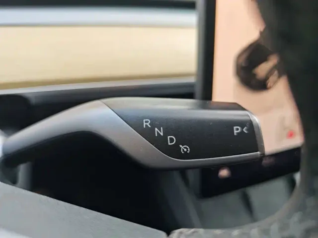 Tesla Model Y — Фото автомобиля 13