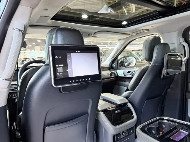 Lincoln Navigator — Фото автомобиля 13