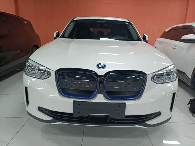 BMW iX3 — Фото автомобиля 2