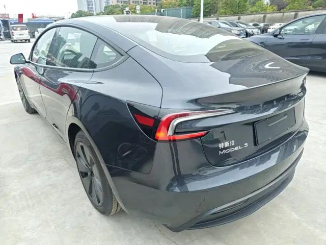 Tesla Model 3 — Фото автомобиля 4