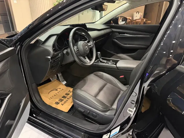 Mazda Axela — Фото автомобиля 8
