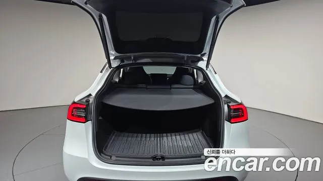 Tesla Model Y — Фото автомобиля 20