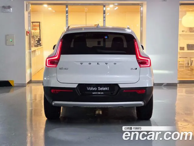 Volvo XC40 — Фото автомобиля 4