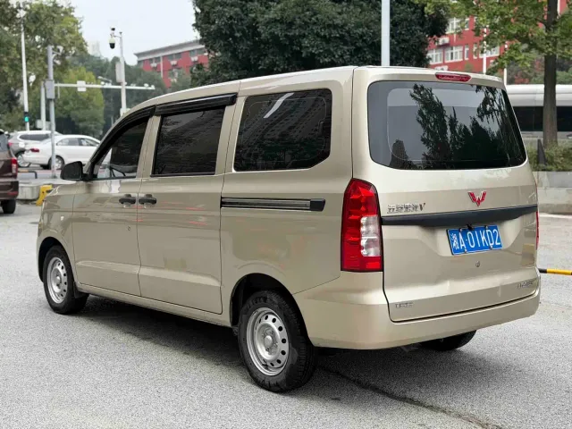 Wuling Hongguang V — Фото автомобиля 6