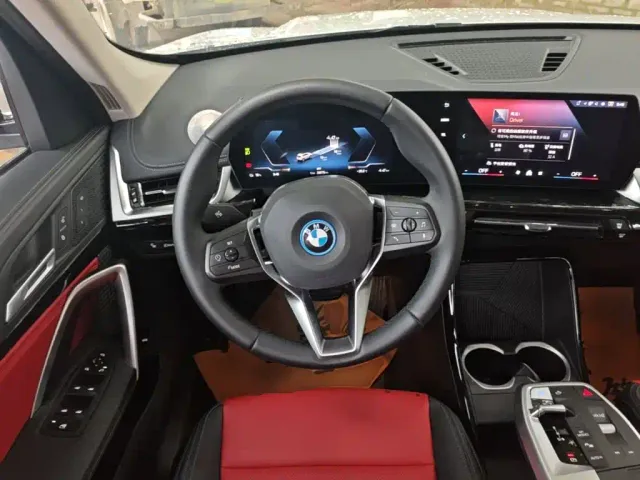 BMW iX1 — Фото автомобиля 10