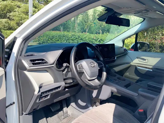 Toyota Sienna — Фото автомобиля 9