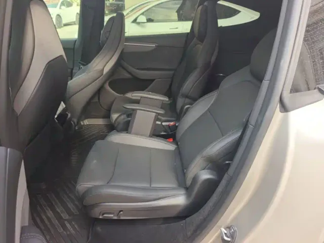 Tesla Model Y L — Фото автомобиля 16