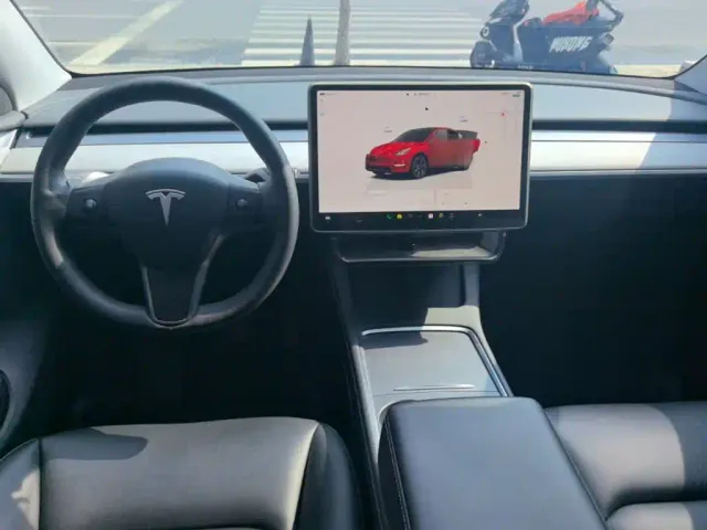 Tesla Model Y — Фото автомобиля 9