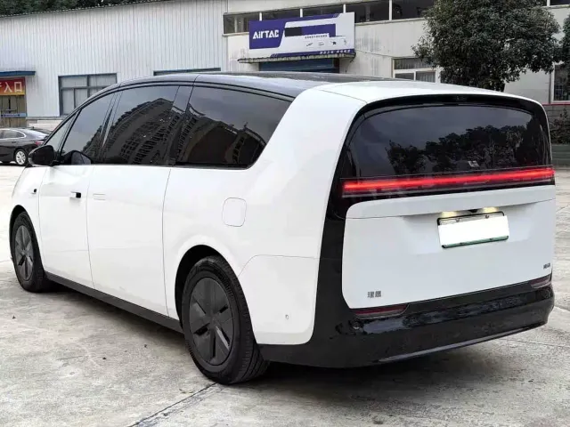 Li Auto MEGA — Фото автомобиля 5