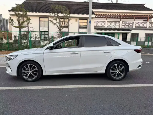 Geely Emgrand — Фото автомобиля 4