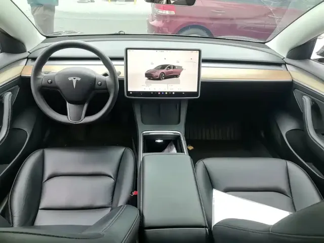 Tesla Model 3 — Фото автомобиля 9
