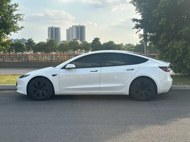 Tesla Model 3 — Фото автомобиля 3