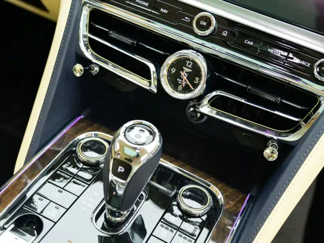 Bentley Flying Spur — Фото автомобиля 22