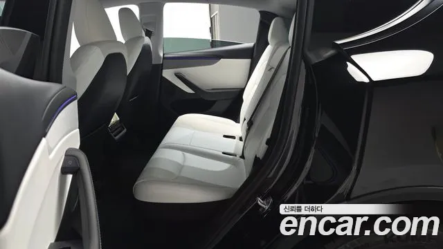 Tesla Model Y — Фото автомобиля 11