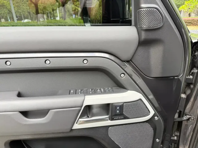 Land Rover Defender — Фото автомобиля 9