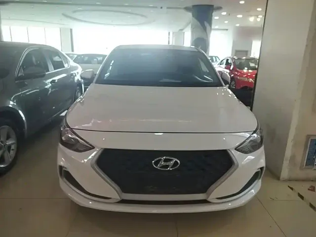 Hyundai Elantra — Фото автомобиля 2