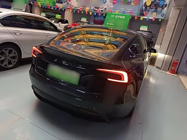 Tesla Model 3 — Фото автомобиля 6
