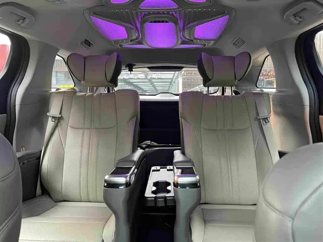 Toyota Sienna — Фото автомобиля 18