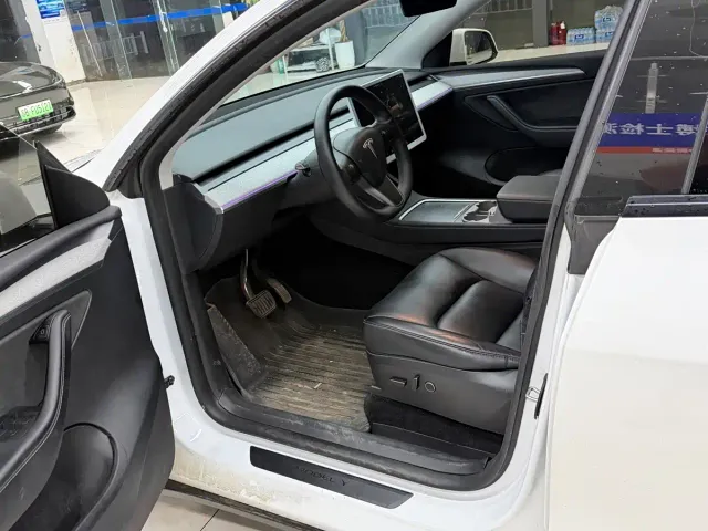 Tesla Model Y — Фото автомобиля 4