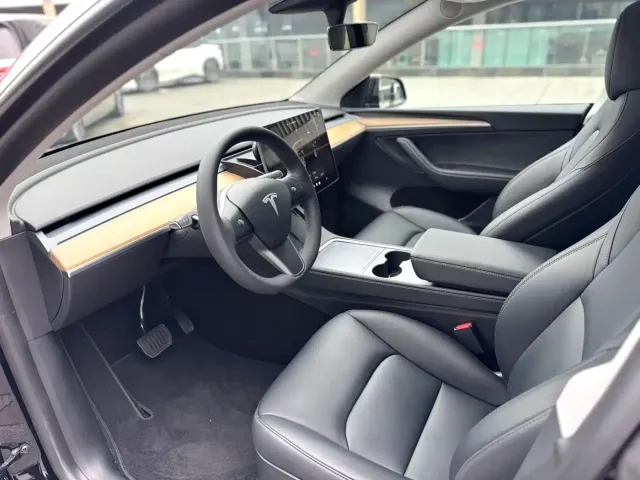 Tesla Model Y — Фото автомобиля 4