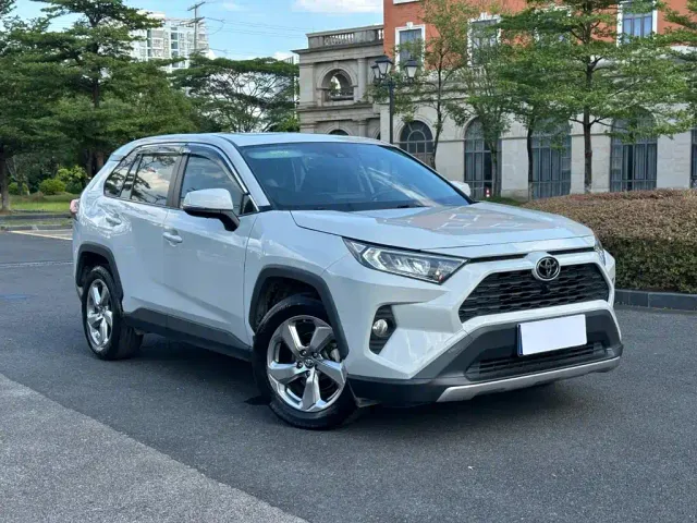 Toyota RAV4 — Фото автомобиля 3