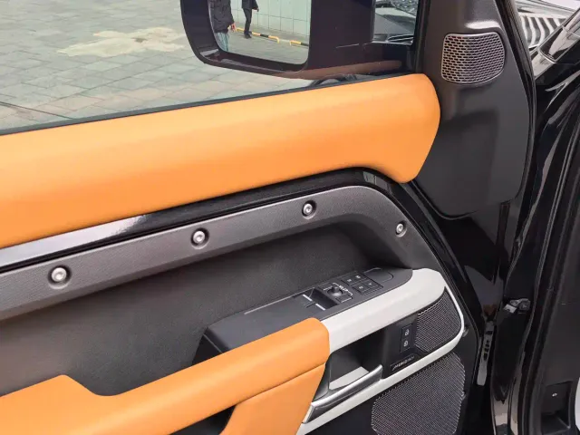 Land Rover Defender — Фото автомобиля 9