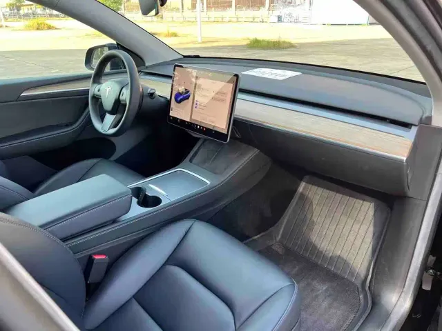 Tesla Model Y — Фото автомобиля 19