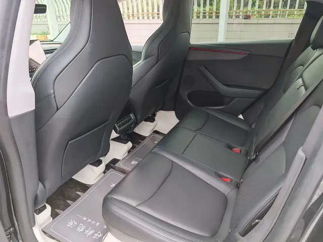 Tesla Model Y — Фото автомобиля 18