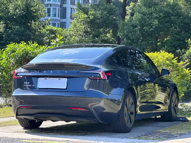 Tesla Model 3 — Фото автомобиля 4