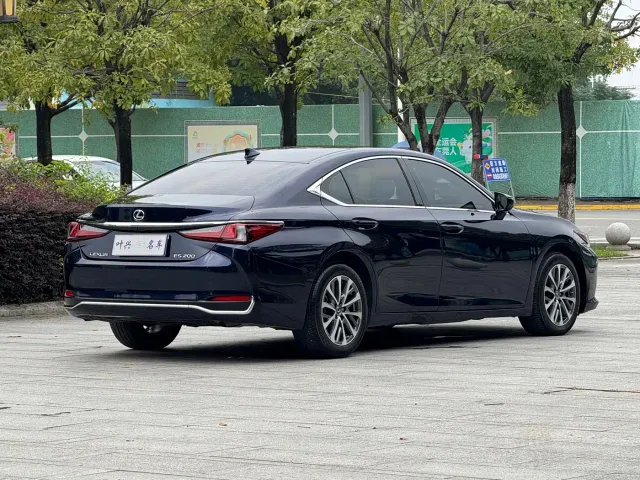 Lexus ES — Фото автомобиля 17