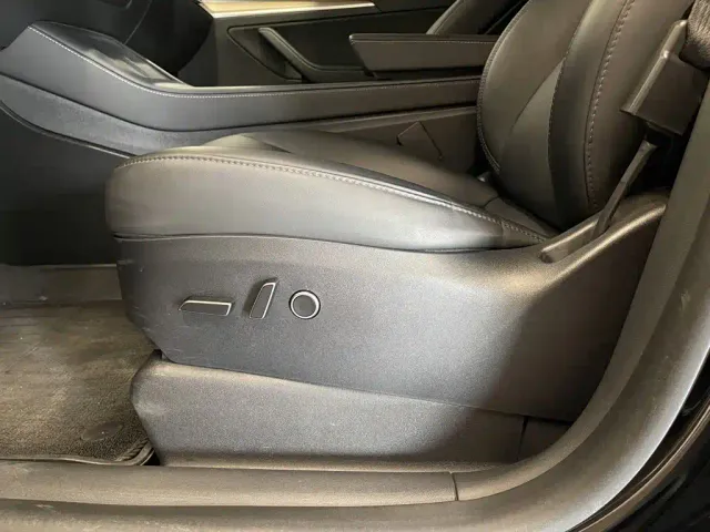 Tesla Model Y — Фото автомобиля 26
