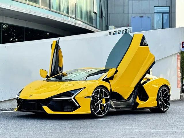 Фотография автомобиля — Lamborghini Revuelto