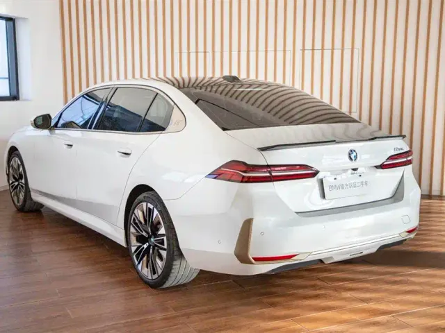 BMW 5 Series — Фото автомобиля 10