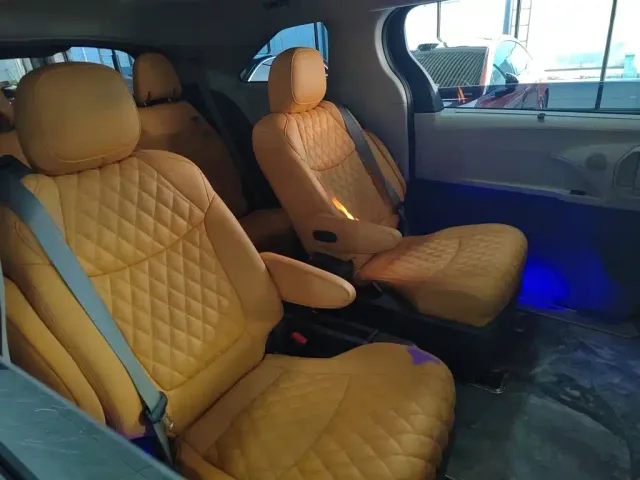 Toyota Sienna — Фото автомобиля 3