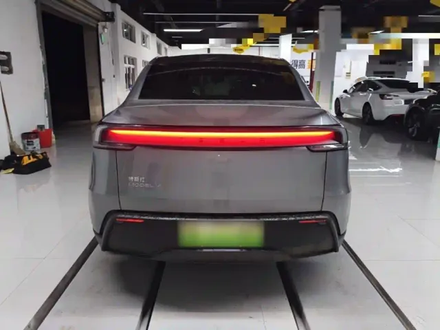 Tesla Model Y — Фото автомобиля 5