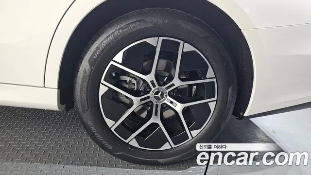 Mercedes-Benz E-Class — Фото автомобиля 4