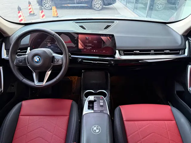 BMW iX1 — Фото автомобиля 5