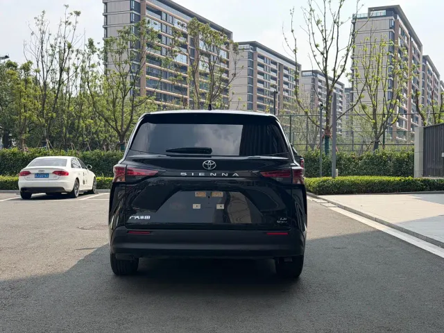 Toyota Sienna — Фото автомобиля 5