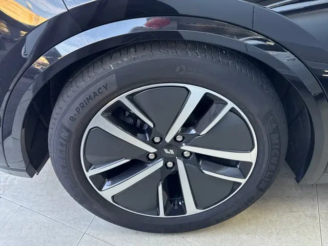 Li Auto L8 — Фото автомобиля 8