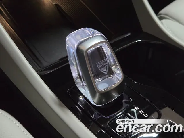 Volvo XC40 — Фото автомобиля 9