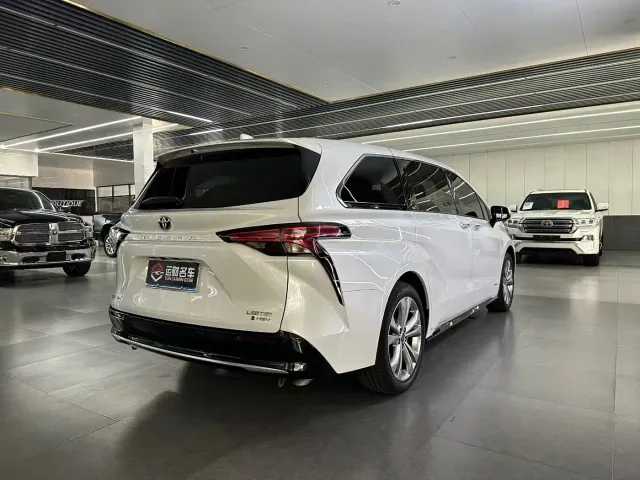 Toyota Sienna — Фото автомобиля 9