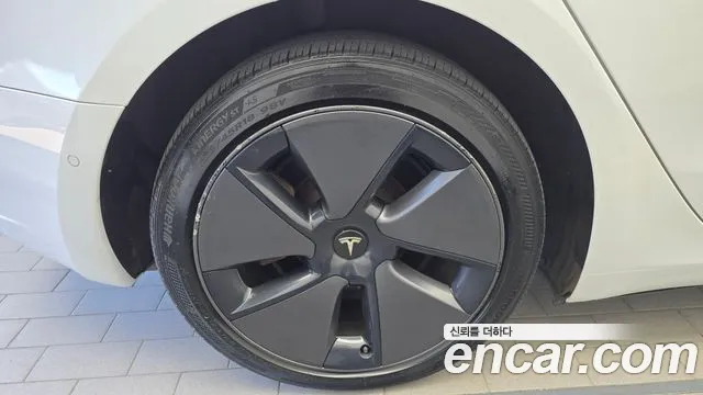 Tesla Model 3 — Фото автомобиля 5