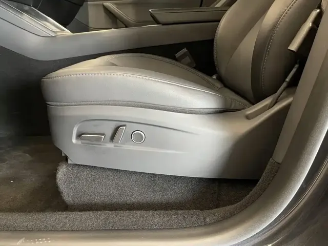 Tesla Model Y — Фото автомобиля 24